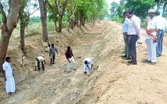 பாபநாசம் பகுதியில் நடைப்பெற்று வரும் தேவராயன்பேட்டை வாய்க்கால் தூர்வாரும் பணி : மாவட்ட ஆட்சியர் மற்றும் நீர்வளத்துறை மாவட்ட செயற் பொறியாளர் நேரில் ஆய்வு