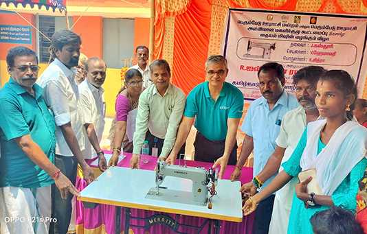 பெரும்பேடு கிராம பெண்களுக்கு தையல் பயிற்சியளித்து தையல் இயந்திரம் வழங்கிய பெரும்பேடு ஊராட்சி மற்றும் ஊராட்சி அளவிலான மகளிர் சுய உதவிக்குழு கூட்டமைப்பினர் ….