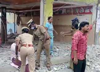 மறைமலைநகர் அருகேவுள்ள தாங்கல் ஏரி ஆக்கிரமிப்பை அகற்ற ஜே.சி.பி இயந்திரத்துடன் வந்த அரசு அலுவலர்கள் : முன் அறிவிப்பின்றி திடீரென வந்ததாகக் கூறி போராட்டத்தில் ஈடுப்பட்ட குடியிருப்புவாசிகள் …