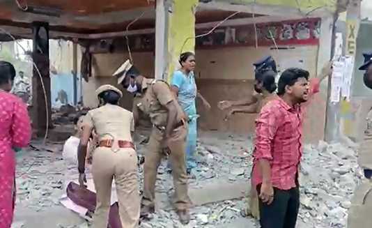 மறைமலைநகர் அருகேவுள்ள தாங்கல் ஏரி ஆக்கிரமிப்பை அகற்ற ஜே.சி.பி இயந்திரத்துடன் வந்த அரசு அலுவலர்கள் : முன் அறிவிப்பின்றி திடீரென வந்ததாகக் கூறி போராட்டத்தில் ஈடுப்பட்ட குடியிருப்புவாசிகள் …