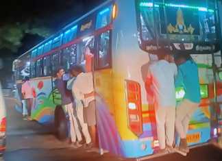 திருவாரூர் நகர பேருந்துகளில் ஆபத்தான முறையில் பயணம் மேற் கொள்ளும் மாணவர்கள் இளைஞர்கள் … பின் விளைவுகள் குறித்து அச்சமடையும் பொதுமக்கள் …