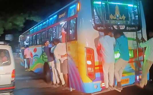திருவாரூர் நகர பேருந்துகளில் ஆபத்தான முறையில் பயணம் மேற் கொள்ளும் மாணவர்கள் இளைஞர்கள் … பின் விளைவுகள் குறித்து அச்சமடையும் பொதுமக்கள் …