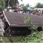 The driver lost control and the government bus overturned in a canal near Thiruthuraipoondi-p4
