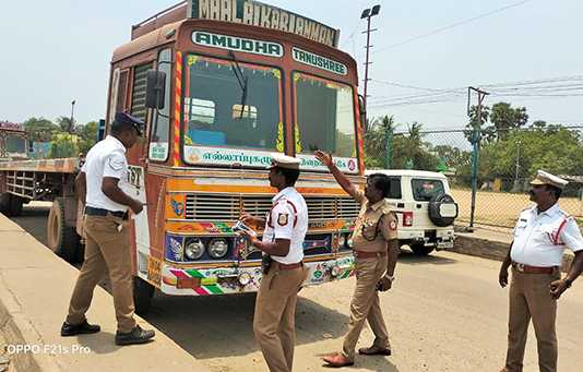 போக்குவரத்து மற்றும் சட்ட ஒழுங்கு காவல்துறையினரின் அதிரடி நடவடிக்கையால் அரண்டு போன லாரி ஓட்டுநர்கள் மற்றும் உரிமையாளர்கள் …