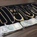Thiruvarur district special forces police caught 40 Sawaran gold jewelery and 6 friends of jail inmates with three lakhs-p8