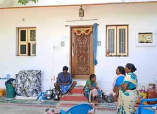 40 ஆண்டுகளாக குடியிருந்த வீட்டிற்கு சீல் வைப்பு .. திருவள்ளூர் மாவட்ட இந்து அறநிலையத் துறை அதிரடி நடவடிக்கை … செய்வதறியாது கண்கலங்கி நிற்கும் பாதிப்புக்குள்ளானவர்கள் …