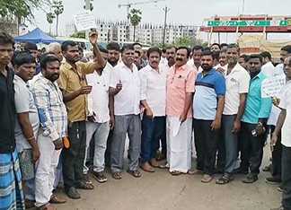 லாரி உரிமையாளர் சங்கத்தின் சார்பில் செங்குன்றம் நல்லூர் சுங்கச்சாவடியில் நடைப்பெற்ற கண்டன ஆர்ப்பாட்டம் ….