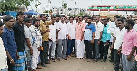 Condemnation demonstration held at Senkunram Nallur toll road on behalf of Lorry Owners Association-p2