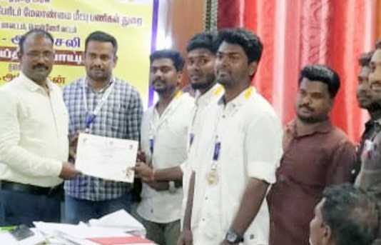 மாவட்ட அளவிலான முதலமைச்சர் கோப்பை – 2023 … வெற்றிப் பெற்ற வருவாய் துறை அணியினருக்கு பாராட்டு விழா : பொன்னேரி வட்டாட்சியர் வீரர்களுக்கு பதக்கம் வழங்கினார்