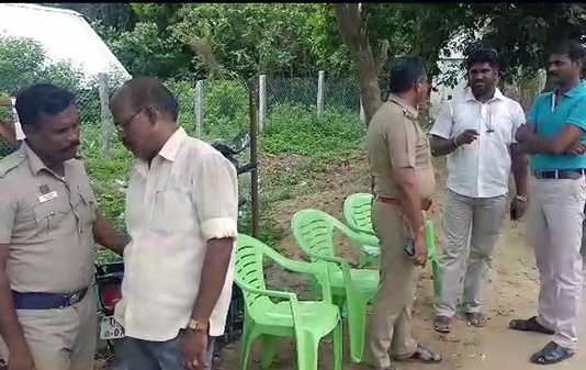 கொலை வழக்கில் தேடப்பட்டு வரும் நபரைப் பிடிக்க அவரது தந்தையின் இறந்த வீட்டிற்கு முன்பு தேசிய புலாய்வு முகமை போலீசார் குவிப்பு : அய்யம்பேட்டை பகுதியில் பரபரப்பு ….