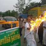 On behalf of the Tamil Nadu Farmers’ Welfare Association, a protest was held near Tiruvarur Railway station in which the effigy of Karnataka Deputy Chief Minister was burnt-p2