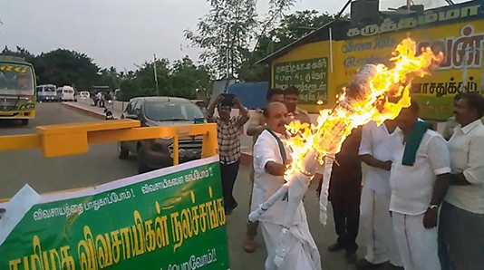 தமிழக விவசாயிகள் நலச் சங்கம் சார்பில் திருவாரூர் இயில்வே நிலையம் அருகே நடைப்பெற்ற கர்நாடக துணை முதல்வர் உருவபொம்மை எரிப்பு போராட்டம் …