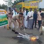 On behalf of the Tamil Nadu Farmers’ Welfare Association, a protest was held near Tiruvarur Railway station in which the effigy of Karnataka Deputy Chief Minister was burnt-p3