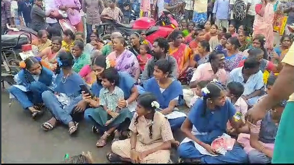 Road blockade protest held in Natham village -p1