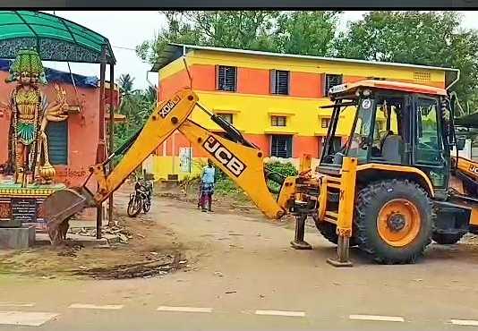 அரசு புறம்போக்கு இடத்தில் கட்டப்பட்டுள்ள சாமி சிலையை அகற்ற வந்த அரசு அலுவலர்கள் : எதிர்ப்பு கிளம்பியதால் தற்காலிகமாக பணிநிறுத்தம் ..