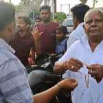 The thief who tried to escape by snatching 7 pieces of gold jewelry from an elderly Payani in a moving bus -p1