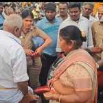 The thief who tried to escape by snatching 7 pieces of gold jewelry from an elderly Payani in a moving bus -p2