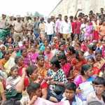 A sudden road blockade protest took place on the National Highway in Cholavaram area-p2