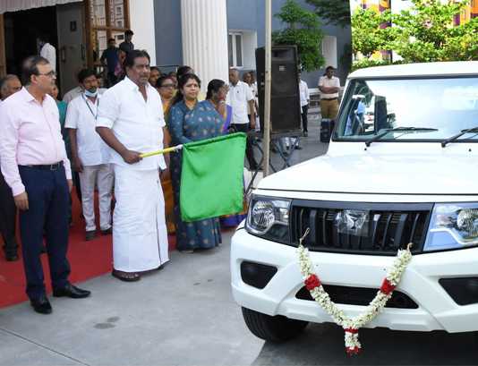 சென்னை நந்தனம் ஒருங்கிணைந்த வணிகவரி அலுவலக வளாகத்தில் நடைப்பெற்ற ரூ.1.04 கோடி மதிப்பிலான 12 வாகனங்கள் வழங்கும் விழா : அமைச்சர் பி. மூர்த்தி வழங்கினார்