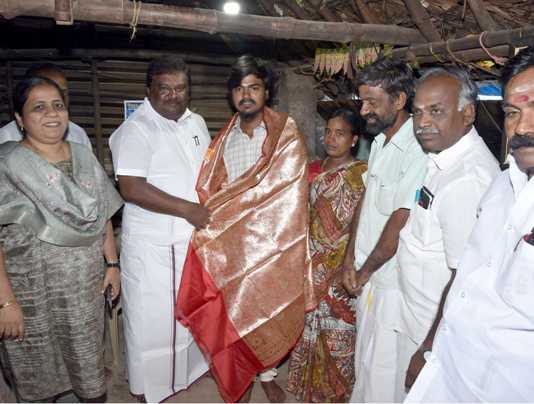 கால்நடை இளநிலை மருத்துவ தரவரிசைப் பட்டியலில் மாநில அளவில் முதலிடம் பிடித்த பொய்யூர் கிராமத்தைச் சார்ந்த மாணவர் ராகுல்காந்த் : வீட்டிற்கு நேரில் சென்று அமைச்சர் சிவசங்கர் வாழ்த்து