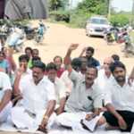 The residents of Nalur panchayat area involved in a sudden road blockade to repair the dilapidated road-p3