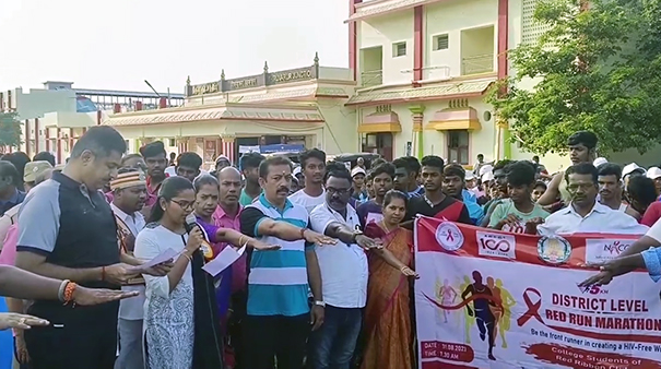 Aids awareness marathon competition participated by a large number of college students... Tiruvarur District Collector and Police Superintendent flagged off-p1