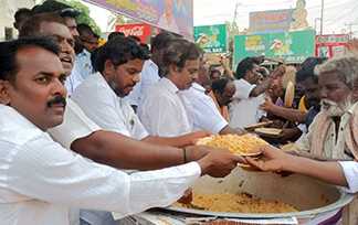 வெகுச் சிறப்பாக பெரியபாளையத்தில் கொண்டாடப்பட்ட தேமுதிக தலைவர் விஜயகாந்த் பிறந்தநாள் விழா … பிரியாணியுடன் தூய்மைப் பணியாளர் 500 க்கும் மேற்பட்டவர்களுக்கு நலத்திட்ட உதவிகளை வழங்கிய தொண்டர்கள் …