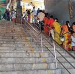 Devotees thronged the morning for darshan of the auspicious Sri Swaminathaswamy, wearing a gold armor with a diamond-1