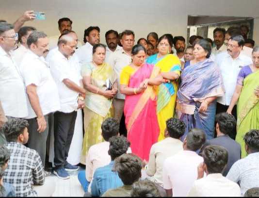பொன்னேரி வட்டாரப் பகுதியில் உள்ள ஆதிதிராவிடர் மாணவர்கள் விடுதிகளில் திடீரென ஆய்வு மேற்கொண்ட அமைச்சர் கயல்விழி …