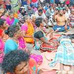 More than 200 villagers protested by keeping the body of the deceased Minavar on the road