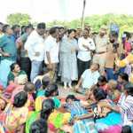 More than 200 villagers protested by keeping the body of the deceased Minavar on the road-p2