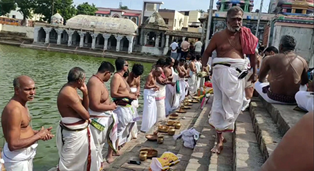 New poonul wearing ceremony held at Tiruvarur Kamalayat Thirukkulam in honor of Avani Avittha -p1