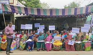 புதிய அங்காடி அமைப்பதில் இரண்டு கிராமங்களுக்கிடையே ஏற்பட்ட பிரச்சினை : பணி பாதியில் நிறுத்தம் … ஆர்ப்பாட்டம் மற்றும் உண்ணா விரதப் போராட்டத்தில் ஈடுப்பட்ட கிராம மக்கள் …