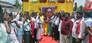பல்வேறு தலைவர்களின் திருவுருவச்சிலை மற்றும் படத்திற்கு மாலை அணிவித்து மரியாதை செலுத்தியப் பின்பு பணியினைத் தொடங்கிய திருவாரூர் மத்திய மாவட்ட வி.சி.க செயலாளர் …