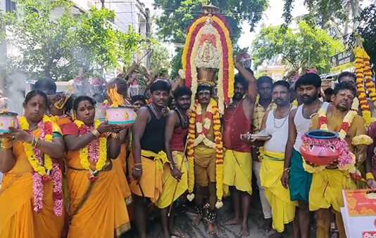 ஆரியத்திடல் அருள்மிகு ஸ்ரீருத்ர மகா காளியம்மன் ஆலயத்தில் நடைப்பெற்ற ஆவணி திருவிழா : பக்தி பரவசத்துடன் நூற்றுக்கும் மேற்பட்ட பெண்கள் பால்குடம் மற்றும் காவடி எடுத்து வந்தனர்