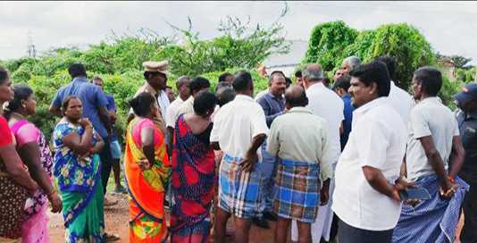 சிதிலமடைந்த சாலையை சீரமைக்க வலியுறுத்தி சாலை மறியலில் ஈடுப்பட்ட கம்மவார்பாளையம் வாழ் பொதுமக்கள்…