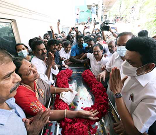 தே.மு.தி.க. நிறுவனத் தலைவர் கேப்டன் விஜயகாந்த் மரணம் : இறுதி மரியாதை செலுத்தி நினைவுகளை பகிர்ந்துக் கொண்ட முதலமைச்சர் மு.க.ஸ்டாலின் ..