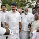 Minister Anbil Mahesh Poiyamozhi gave a package containing flood relief items to the transgenders living in Athipattu Pudunagar area-p2