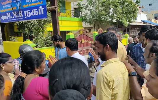 பாதிச் சாலை போட்ட நிலையில் மீதி ஜல்லியை எடுத்து சென்றதால் ஆத்திரமடைந்த கும்பகோணம் எம் எம்.ஆர் நகர் வாழ் மக்கள் …