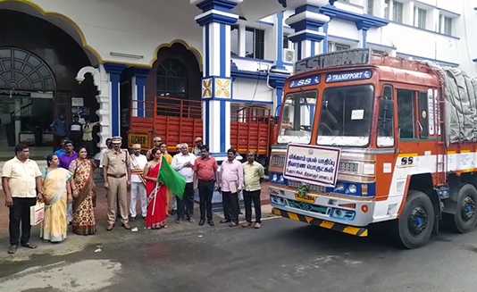 திருவாரூரில் இருந்து சென்னைக்கு அனுப்பி வைக்கப்பட்ட ரூ 20 இலட்சம் மதிப்பிலான வெள்ள நிவாரண பொருட்கள் …. மாவட்ட ஆட்சியர் கொடியசைத்து வழியனுப்பி வைத்தார்…