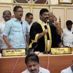 The members besieged the Mayor in the Kumbakonam Parliament demanding a resolution on the 13 demands taken up for discussion.p1