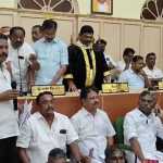 The members besieged the Mayor in the Kumbakonam Parliament demanding a resolution on the 13 demands taken up for discussion.p3