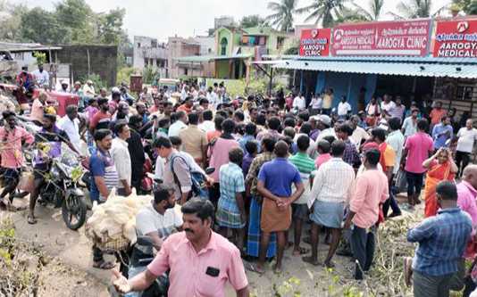 தொடர்ந்து நிலவி வரும் மின்தடையைக் கண்டித்து சாலை மறியல் போராட்டத்தில் ஈடுப்பட்ட பொன்னேரி வட்டாரப் பகுதி மக்கள் ….