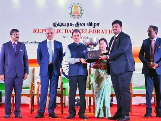 ஆளுநர் மாளிகையில் நடைப்பெற்ற 75 வதுகுடியரசுத் தின வரவேற்பு விழா : திருவள்ளூர் மாவட்ட ஆட்சியர் பிரபு சங்கருக்கு சுழற்கோப்பை வழங்கி கௌரவித்த ஆளுநர் ….