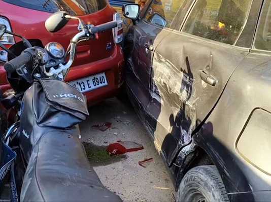 திருவள்ளூரில் பார்க்கிங்க் வசதியில்லாத தனியார் உணவகத்தின் முன்பு நிறுத்தி வைக்கப்பட்ட வாகனங்களால் ஏற்பட்ட விபத்து … 4 நபர்களுக்கு படுகாயம் …