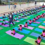 At the same time, 105 yoga students stood in Eka Pada Raja Kapodasana for 10 minutes, a world record…p1