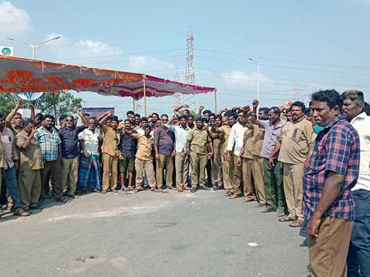 மத்திய அரசைக் கண்டித்து ஒருநாள் வேலை நிறுத்த போரட்டத்தில் ஈடுப்பட்ட அத்திப்பட்டு பெட்ரோலியம் டேங்கர் லாரி ஓட்டுநர்கள் மற்றும் உதவியளர்கள் நலச் சங்கத்தினர் ….
