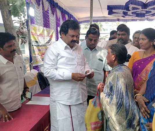கலைஞர் மருத்துவ காப்பீட்டு திட்ட அடையாள அட்டைக்கு விண்ணப்பித்த பார்வையிழந்த மாற்றுத் திறனாளி : அரைமணி நேரத்தில் காப்பீட்டு அட்டை வழங்கிய மக்களுடன் முதல்வர் திட்ட சிறப்பு முகாம் …
