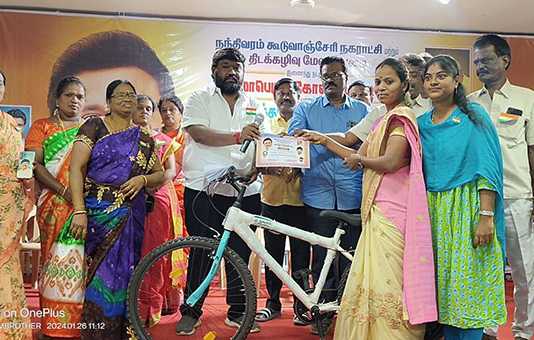 நூதன முறையில் விழிப்புணர்வு போட்டி வைத்த கூடுவாஞ்சேரி நகர மன்ற தலைவர் … போட்டி போட்டு கொண்டு பரிசுகளை பெற்ற ஊர் மக்கள் …