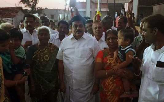 அதிமுகவில் உறுப்பினர்களாக இணைத்துக் கொண்ட திமுக உள்ளிட்ட மாற்றுக் கட்சிகளைச் சார்ந்த 300 க்கும் மேற்பட்டவர்கள் : பொன்னாடைப் போர்த்தி வாழ்த்தி வரவேற்ற திருப்பூர் புறநகர் மேற்கு மாவட்டச் செயலாளர் …
